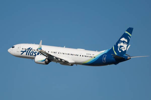alaska airlines boeing 737 in flight.jpg