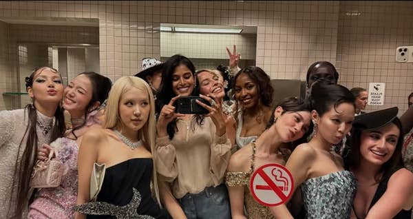 blackpink rose jisoo lisa met gala bathroom