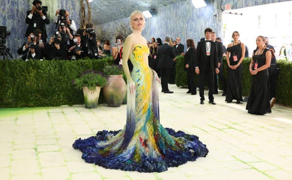 emma chamberlain met gala red carpet full shot