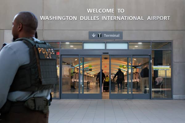 ice police officer washington dulles airport
