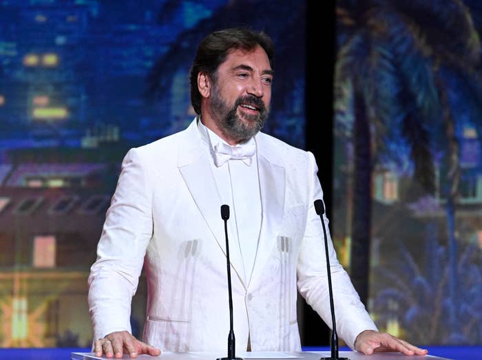 javier bardem white tuxedo podium speech