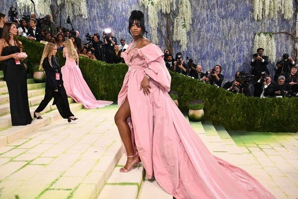 kiki layne pink off the shoulder gown met gala