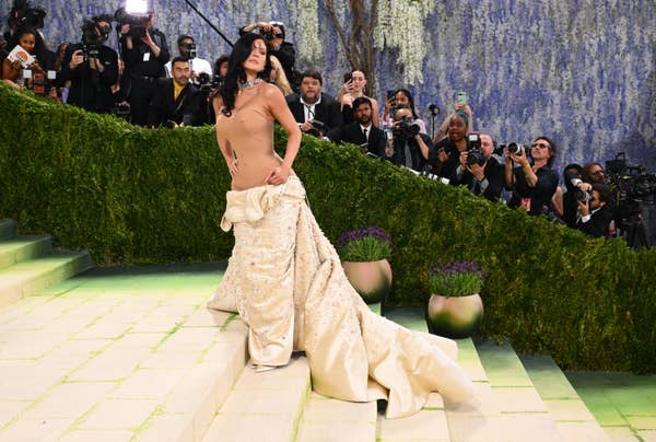 kylie jenner walking met gala red carpet