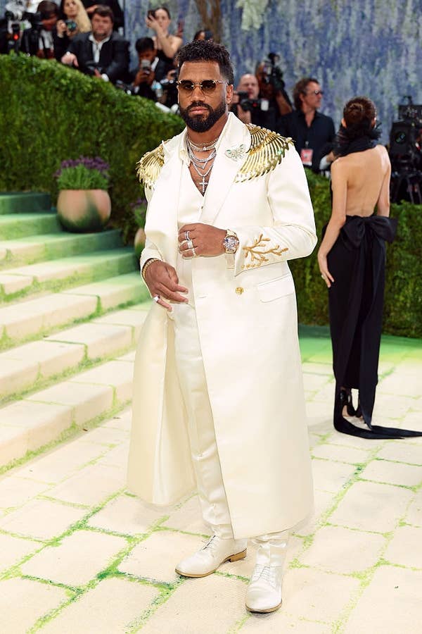 odell beckham jr white suit gold shoulders