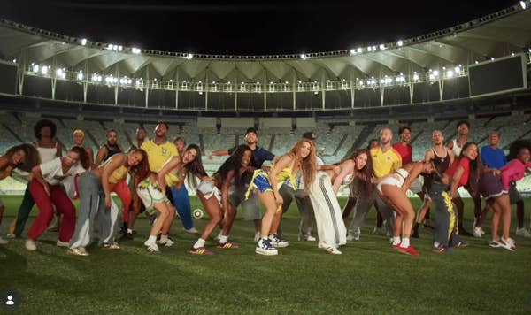 shakira performance backup dancers stadium