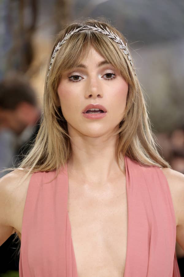 suki waterhouse pink dress leaf headband