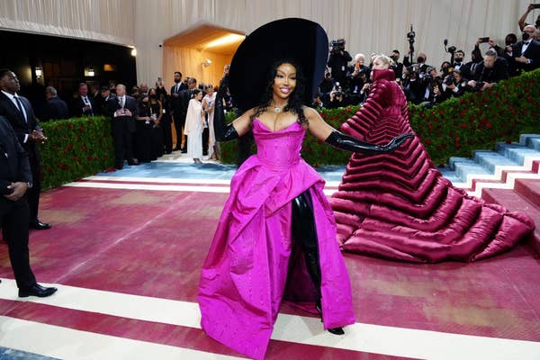 sza met gala pink gown black latex gloves