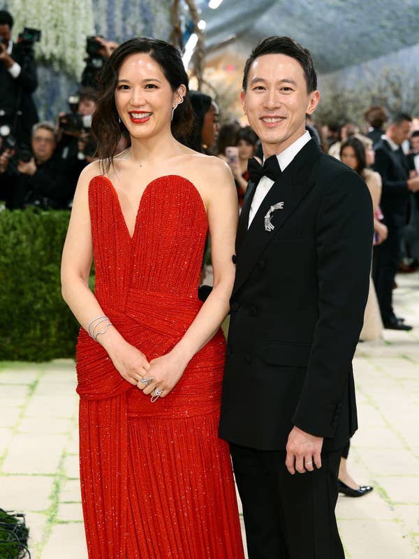 zhou shou zi and vivian kao met gala red carpet